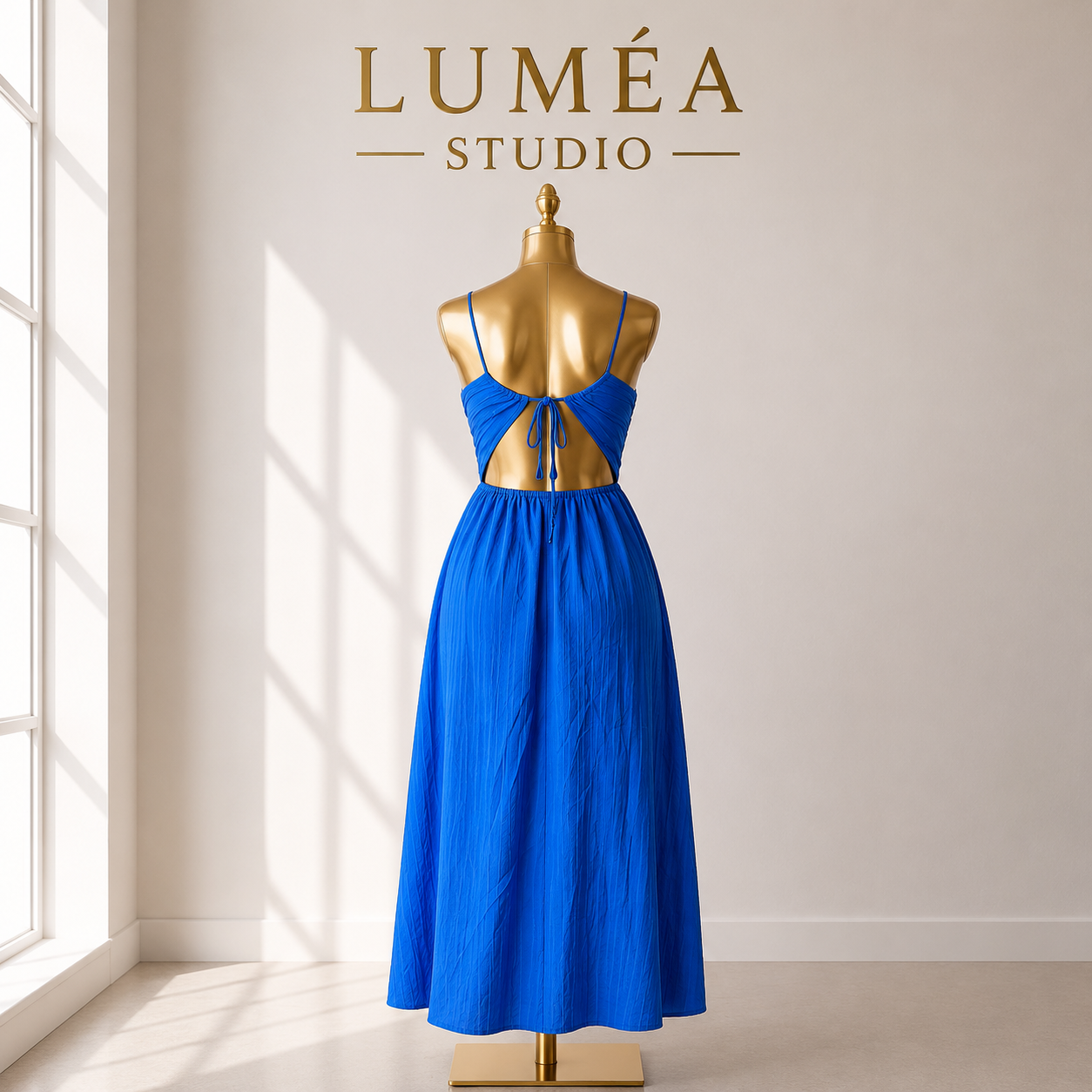 Vestido comprido azul com recortes